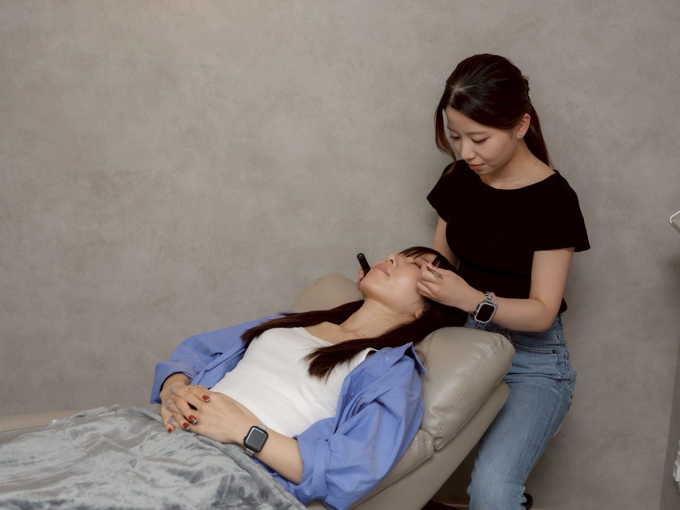 KATE stage LASH のスタッフが、まつ毛・眉毛の施術で一人ひとりに向き合う様子