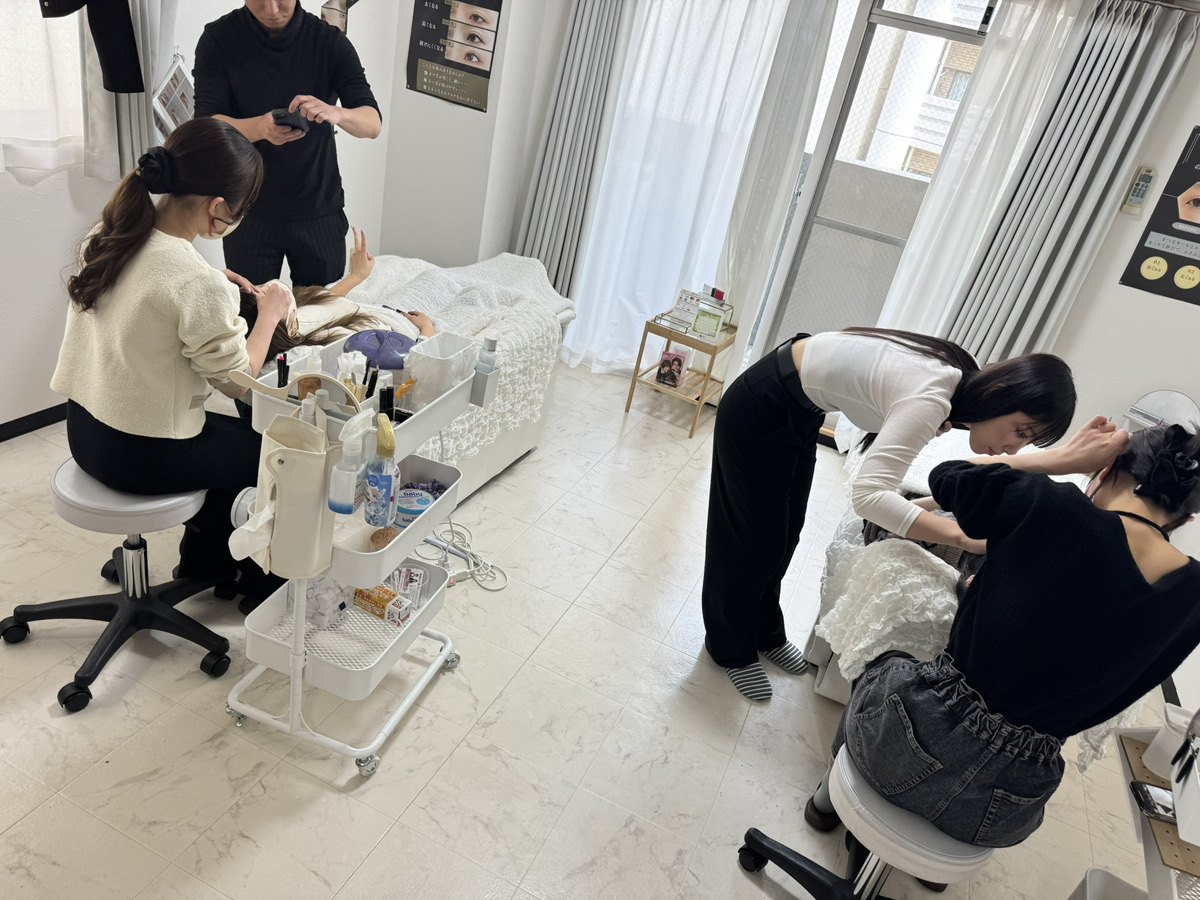 KATE stage LASHの勤務店舗研修で施術手順を確認している様子