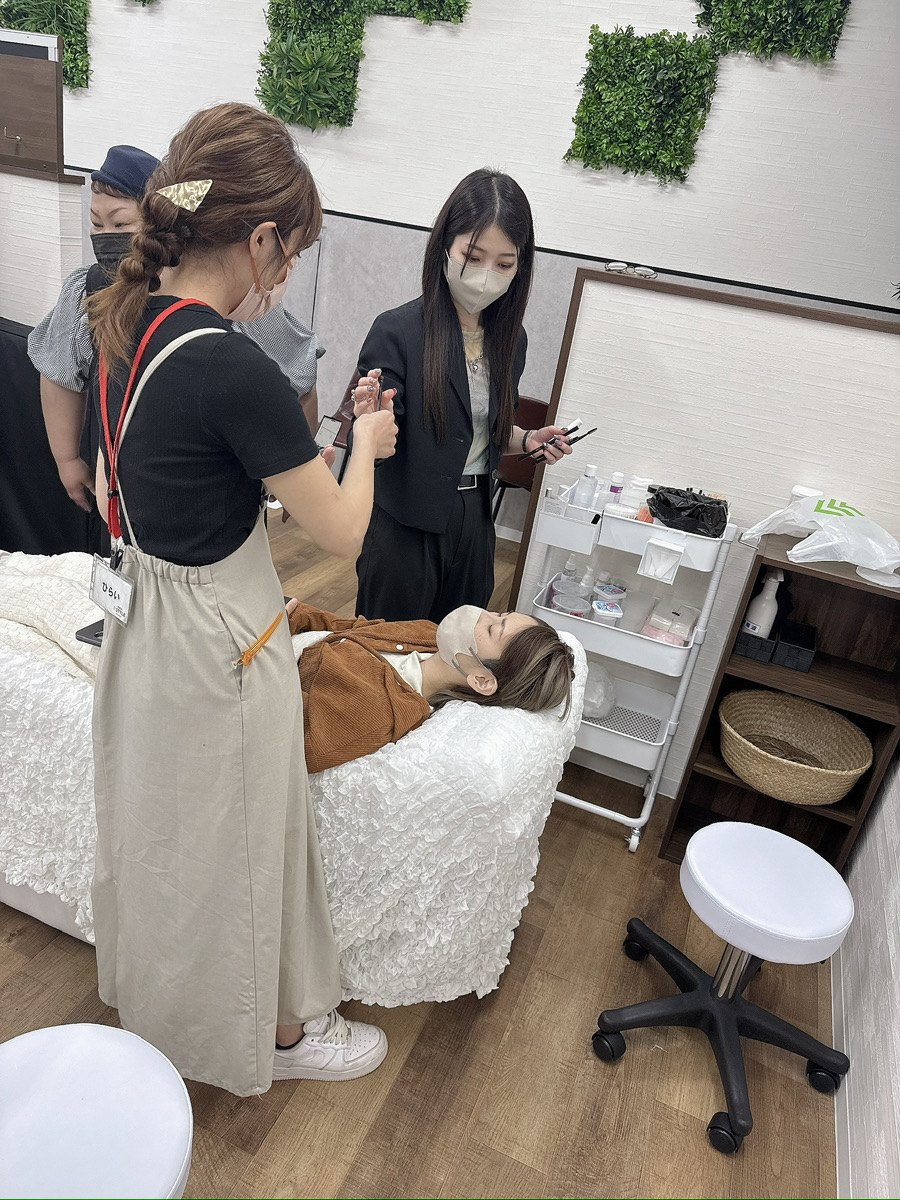 モデル施術の仕上がりを確認している様子