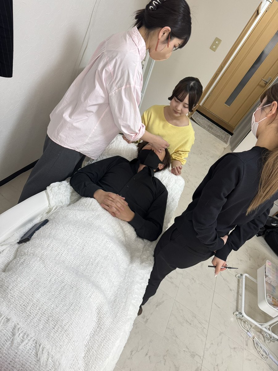 店舗の施術ベッドで研修を受けている様子